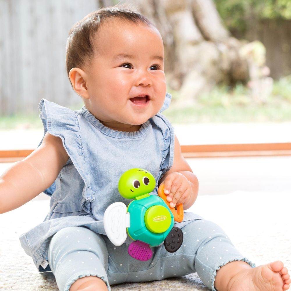Infantino Skilpadde Rangle med Lyd, Klikkefunksjon og Bittring - detaljbilde