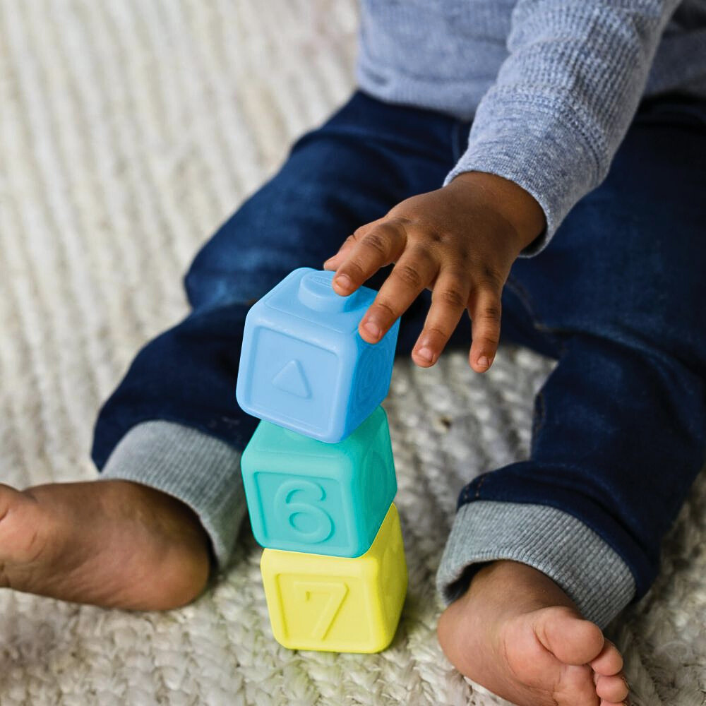 Infantino Supermyke Stableklosser – Fargerike Squeeze & Stack Læringsleker for Baby – Fra 0 Måneder